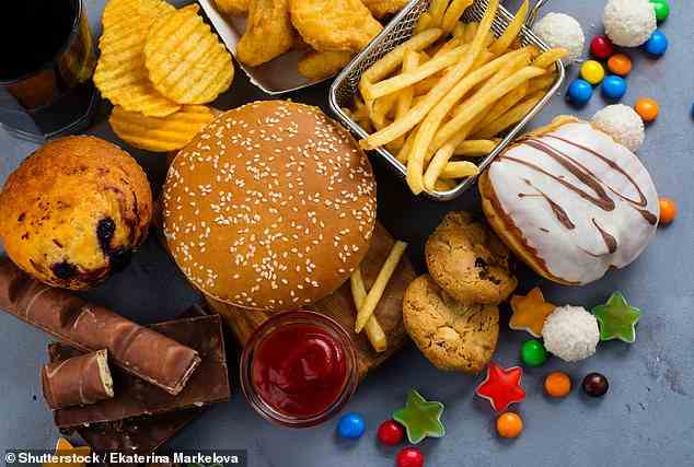 Das Essen von Lebensmitteln mit hohem Zucker- und Fettgehalt verdrahtet das Gehirn neu, um unbewusst Junk-Snacks zu bevorzugen