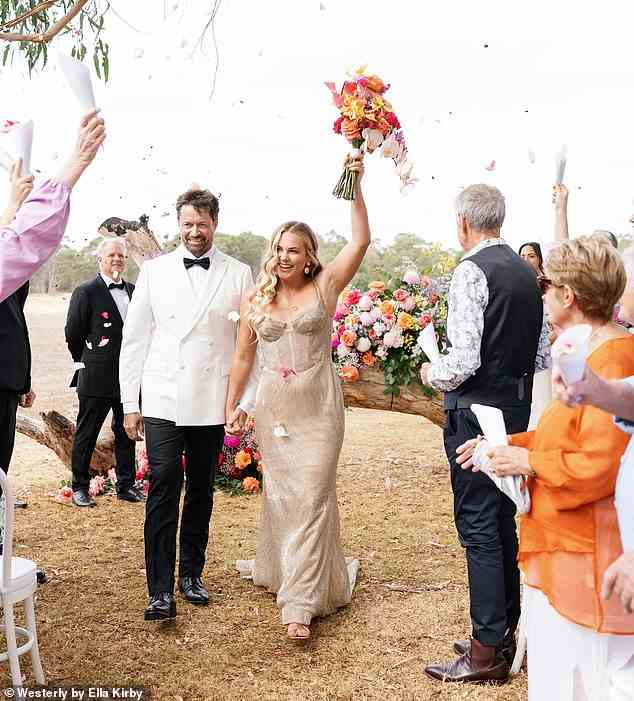 Der australische Survivor-Star Felicity 'Flick' Palmateer hat ihr Hochzeitsalbum für Fans geöffnet.  Sie hat am Freitag mit ihrem Partner Mitch Gimm in Margaret River in Westaustralien den Bund fürs Leben geschlossen