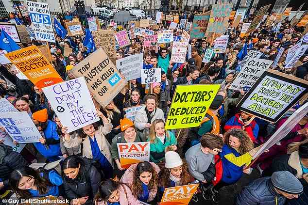 Der 72-stündige Streik unter Nachwuchssanitätern geht in seinen letzten Tag.  Die von der British Medical Association koordinierte Aktion zielt darauf ab, ihr Gehalt um inflationshemmende 35 Prozent zu erhöhen.  Im Bild: Am 13. März veranstalten Junior Doctors Streiks in der Downing Street