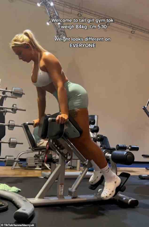 Hannah Barry aus Großbritannien ist eine Fitnesstrainerin, die ihre Trainingsroutinen und Motivationsgedanken regelmäßig auf ihren Social-Media-Profilen veröffentlicht