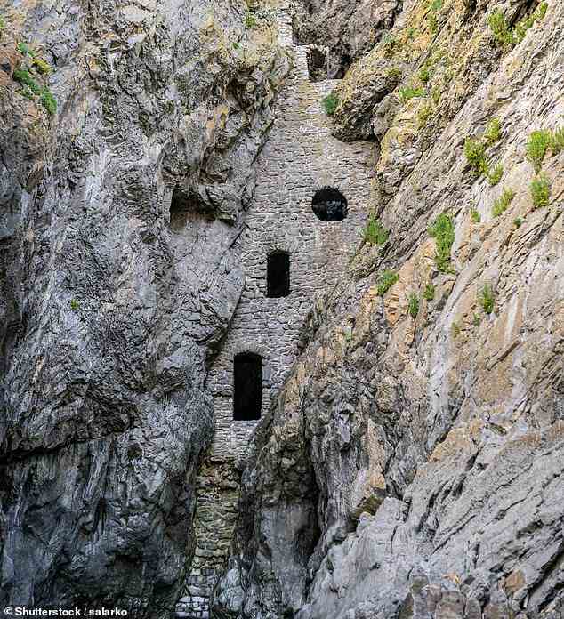 Versteckt in einer 100-Fuß-Klippe entlang der Gower-Halbinsel in Wales liegt Culver Hole, eine alte Höhle, die hinter einer 60-Fuß-Steinmauer eingeschlossen ist