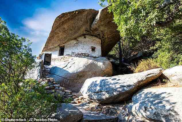 Die griechische Insel Ikaria ist mit steinernen „Anti-Piraterie“-Häusern übersät, die unter Felsbrocken gebaut wurden, damit sie von Piraten nicht entdeckt werden konnten.  Abgebildet ist die Theoskepasti-Kapelle im Zentrum der Insel