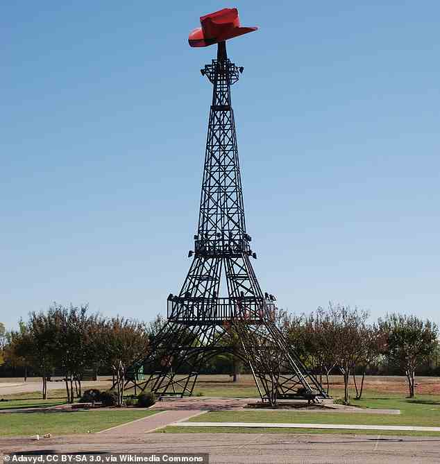 „EIFFEL TOWER“ – PARIS, TEXAS: Dieses 20 m hohe Bauwerk in der texanischen Stadt Paris wird von einem flotten roten Cowboyhut gekrönt.  Es wurde 1993 gebaut und ist mit LED-Leuchten bedeckt.  Bild mit freundlicher Genehmigung von Creative Commons