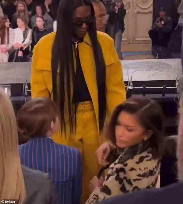 Zendaya wurde wütend unter die Lupe genommen, nachdem ein Video aufgetaucht war, in dem ihr Stylist Law Roach bei einer Modenschau von Louis Vuitton in die zweite Reihe verwiesen wurde