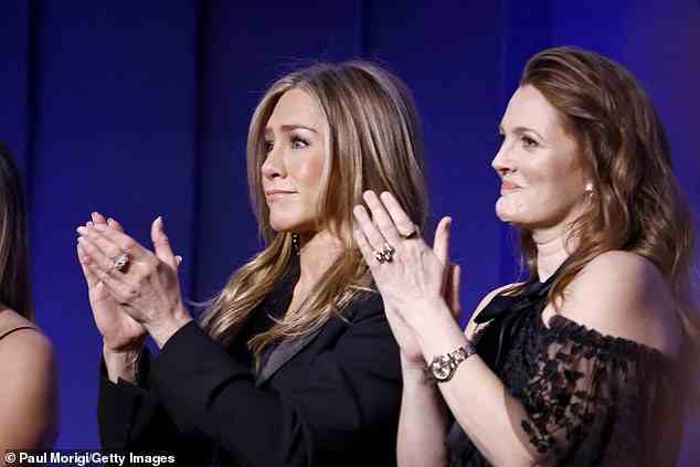 Standing Ovations!  Jennifer Aniston (L) und Drew Barrymore (R) haben sich zusammengetan, um ihren häufigen Hauptdarsteller Adam Sandler zu unterstützen, als er am Sonntag im Kennedy Center in Washington, DC, mit dem 24. jährlichen Mark Twain-Preis für amerikanischen Humor geehrt wurde