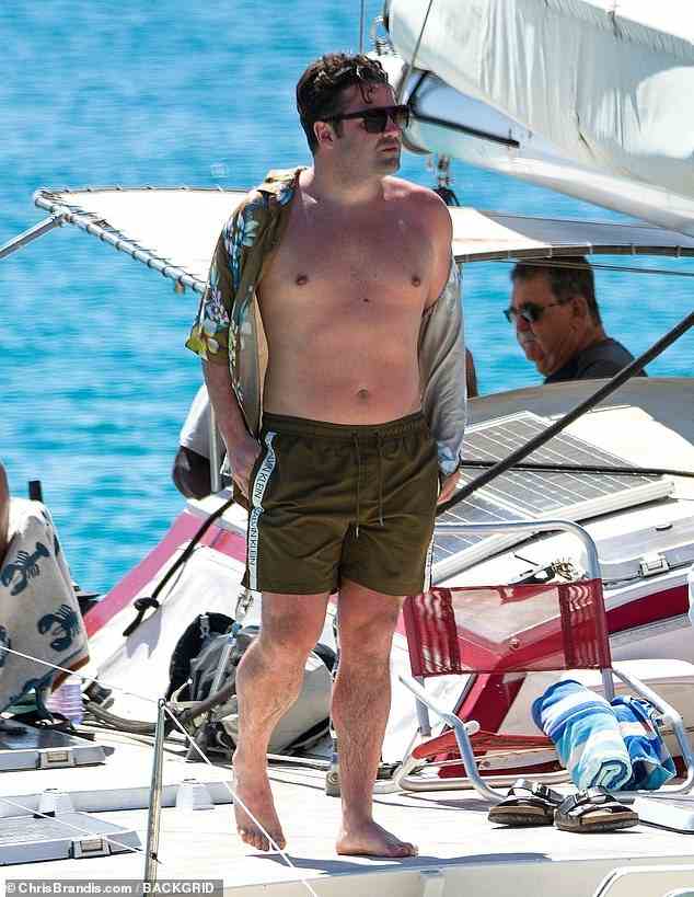 Urlaub: Joe McElderry sah völlig anders aus als zu seinen Zeiten bei The X Factor, als er am Freitag mit Freunden auf einer privaten Yacht in Barbados aufbrach