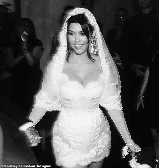 Dress-Aversary: ​​Kourtney Kardashian ging auf Instagram, um auf das einjährige Jubiläum zurückzublicken, als sie begann, ihr Hochzeitskleid zu entwerfen