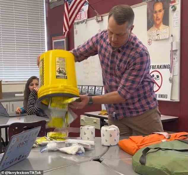Ein in Kalifornien ansässiger Lehrer namens Larry Lexicon ist viral geworden, nachdem er die erschütternde Realität darüber geteilt hat, warum er einen „Poop Bucket“ in seinem Klassenzimmer aufbewahrt