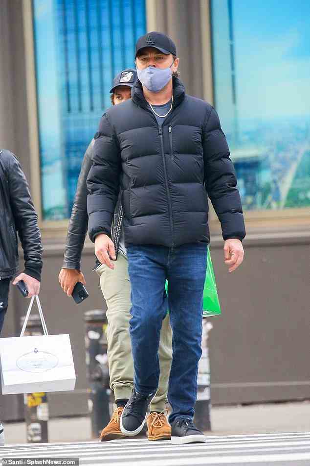 Unterwegs: Leonardo DiCaprio, 48, bedeckte sein Gesicht mit einer Mütze und einer schützenden Gesichtsmaske, als er am Samstag in New York City zu einem Fahrrad ausstieg