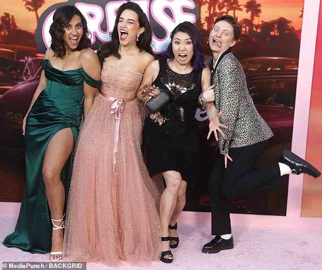 Spaß haben: Cheyenne Wells, Marisa Davila, Tricia Fukuhara und Ari Notartomaso posierten spielerisch zusammen bei der Premiere ihrer Show Grease: Rise Of The Pink Ladies