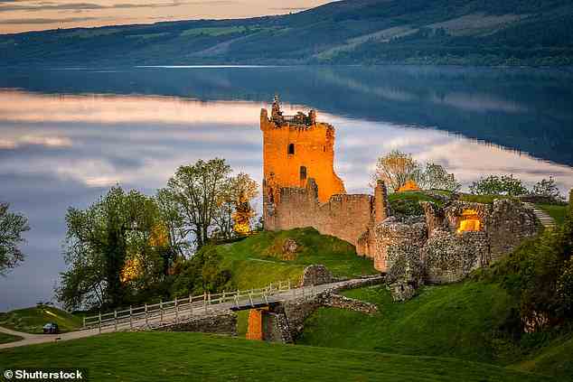 Magisch: Während der Schottland-Kreuzfahrt von The Mail on Sunday mit fünf Nächten segeln Sie an den Ruinen von Urquhart Castle vorbei