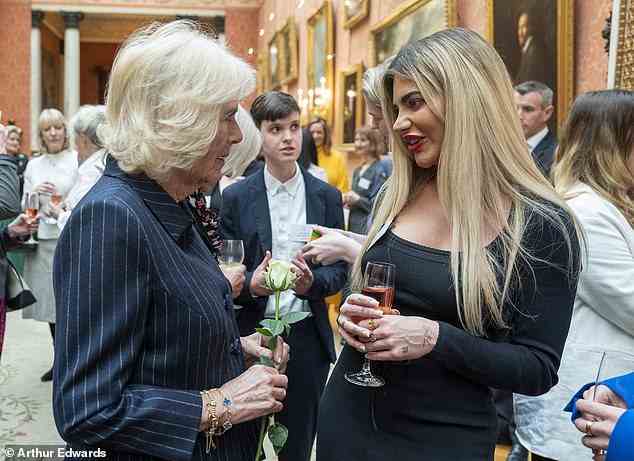 Treffen: Megan Barton-Hanson unterhielt sich mit Queen Consort Camilla, als sie am Mittwoch anlässlich des Internationalen Frauentags an einem Empfang im Buckingham Palace teilnahm