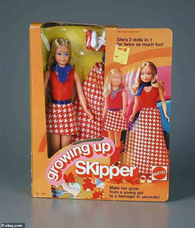 Growing Up Skipper wurde 1975 veröffentlicht, aber 1977 eingestellt. Der Puppe sprießen Brüste, wenn ihr Arm gedreht wurde