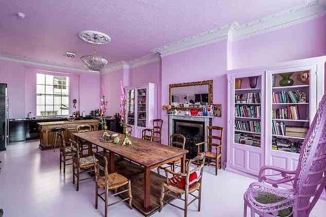 Ausgestattet mit flamingorosa Teppichen und Wänden und einem kleeblattgrünen Hauptschlafzimmer, ist es eindeutig das Zuhause eines Rockstars