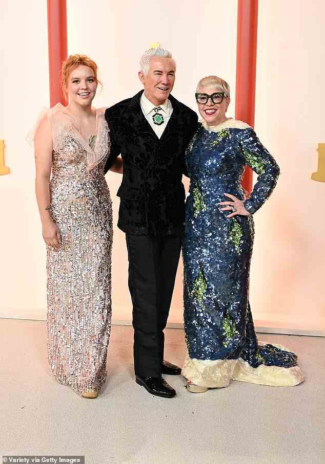 Baz Luhrmann (Mitte) trug am Sonntag eine Halskette von David Webb im Wert von 263.000 US-Dollar bei den Oscars in Los Angeles, als er von seiner Frau Catherine Martin (rechts) und ihrer Tochter Lillian (links) begleitet wurde.