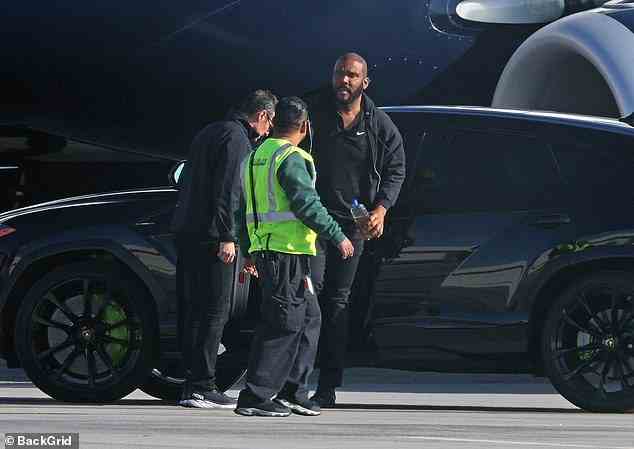 Tyler Perry steigt an einem Flughafen in Los Angeles aus seinem 200.000-Dollar-Lamborghini, wo er in sein Privatflugzeug steigt und nach Montecito fliegt
