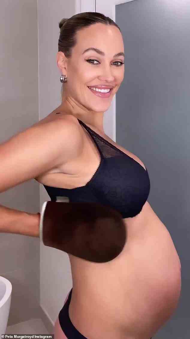 Bumpin' Along: Peta Murgatroyd, 36, sah umwerfend aus, als sie in ihrem neuesten Video, das am Freitag auf Instagram geteilt wurde, ihren Babybauch in schwarzen Dessous zeigte