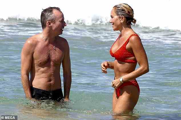 Pip Edwards stellte ihren unglaublichen Strandkörper zur Schau, als sie am Samstag mit ihrer Freundin Mikey Nolan im Bondi ein paar Sonnenstrahlen aufnahm
