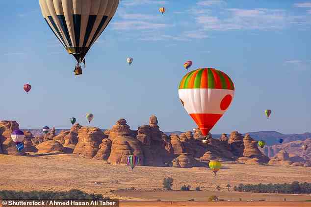 Aufregend: Teresa Levonian Cole erkundet den Kreis AlUla in Saudi-Arabien und hält unterwegs an der historischen Stätte Hegra (oben) – ein Ort, der „bei Heißluftballon-Enthusiasten beliebt“ ist, wie sie verrät