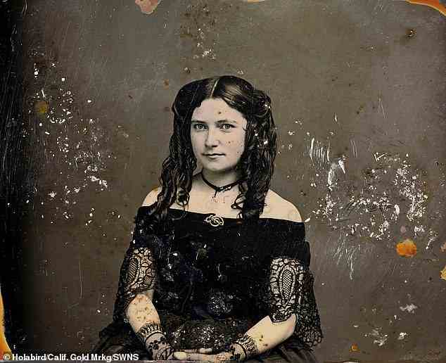 In der Auktion wurde ein eindringliches Porträt einer jungen Dame versteigert.  Es ist eine Daguerreotypie-Metallplattenfotografie aus dem 19. Jahrhundert, das erste öffentlich zugängliche fotografische Verfahren.  Der Artikel wurde für 73.200 $ verkauft