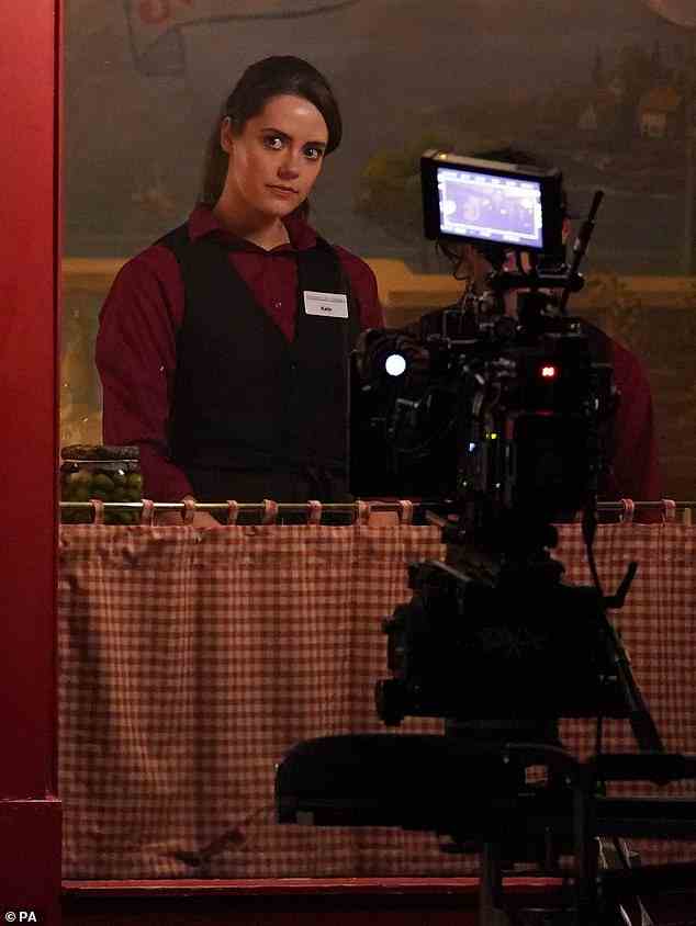 Meg Bellamy, 19, wurde letzte Nacht beim Filmen von Szenen in einem italienischen Restaurant in St. Andrews abgebildet.  Sie wurde in einem roten Hemd und einer Weste gesehen