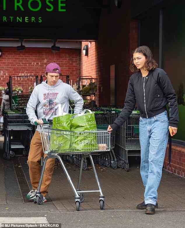 Häusliche Glückseligkeit: Tom Holland und Zendaya waren der Inbegriff häuslicher Glückseligkeit, als sie am Mittwochmorgen beim Supermarkt in London vorbeischauten