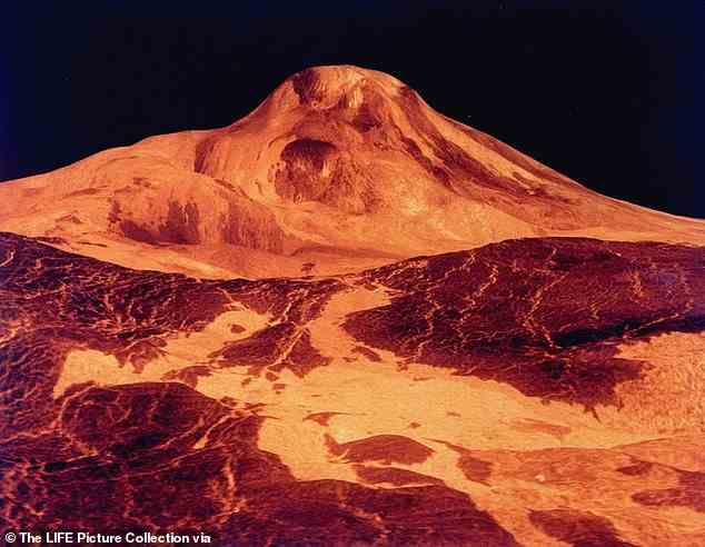 Zwei Bilder eines bestimmten Schlots des riesigen Schildvulkans Maat Mons (im Bild) wurden im Abstand von acht Monaten aufgenommen und zeigen, wie sich Form und Größe verändert haben