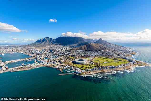 Lizzie Pook teilt ihren Reiseführer zur Erkundung von Kapstadt und dem nahe gelegenen Franschhoek.  Oben ist Kapstadt mit dem herrlichen Tafelberg, der die Wolken im Hintergrund küsst