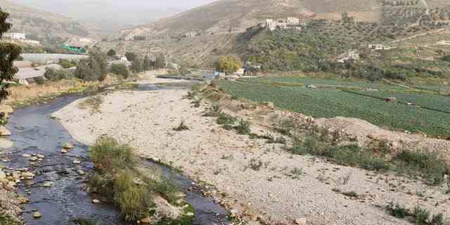 Ein Blick auf eine Plantage und den Bach Jerash, der in der Nähe von Jerash in den King Talal Dam mündet. 