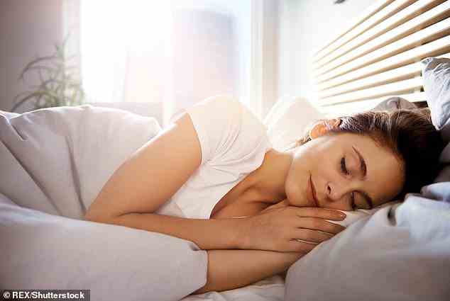 Diejenigen, die angaben, weniger als sechs Stunden pro Nacht geschlafen zu haben, hatten in den letzten drei Monaten mit 27 Prozent höherer Wahrscheinlichkeit eine Infektion als diejenigen, die genug Schlaf bekamen – die empfohlenen sieben bis acht Stunden pro Nacht