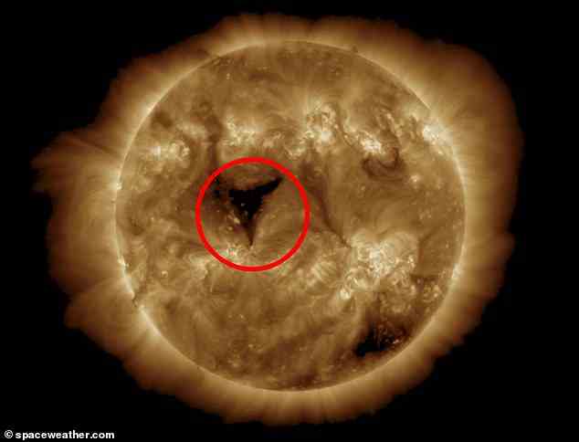 Das zweite Loch ist 20 Mal größer als die Sonne.  Es entfesselt Sonnenwinde mit 1,8 Millionen Meilen pro Stunde, die am Freitag unseren Planeten erreichen sollen