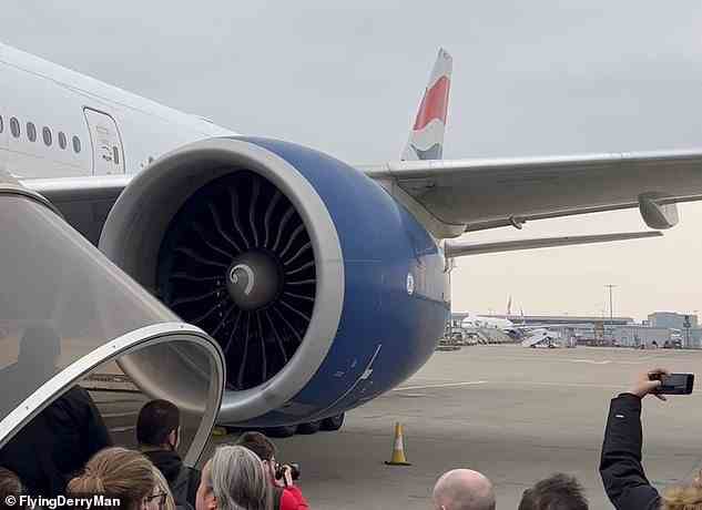 Andrew McFadden, der unter dem Namen „FlyingDerryMan“ über Reisen bloggt, filmte seine außergewöhnliche Reiseerfahrung in einer First-Class-Kabine der Boeing 777 auf einem Flug von Heathrow nach Dublin.  Oben ist ein Standbild aus seinem Filmmaterial zu sehen, das Passagiere beim Einsteigen in das Flugzeug zeigt