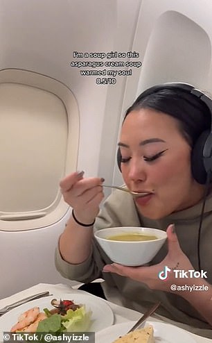 YouTuber and content creator Ashley Yi rated her three-course meal while traveling on Korean Air's 'prestige class' (the airline's equivalent of business)