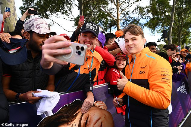 Oscar Piastri begrüßt die Fans auf dem Melbourne Walk vor dem letzten Training im Albert Park