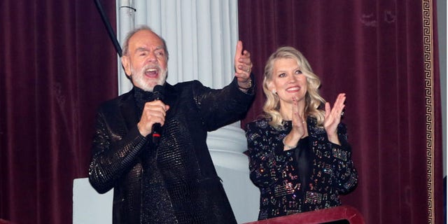 Im Dezember überraschte Diamond die Menge am Eröffnungsabend von "Ein schöner Lärm, das Musical von Neil Diamond" mit einer spontanen Aufführung von "Süße Caroline." 