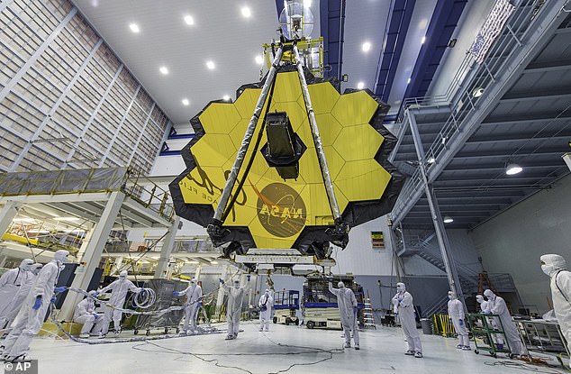 Das 2021 gestartete James-Webb-Weltraumteleskop ist das neueste Instrument, mit dem die Menschheit versucht, außerirdisches Leben im Kosmos aufzuspüren.  Die Mission des Geräts ist es, das Verständnis dafür zu vertiefen, wie Welten, Sterne und Galaxien entstehen.  Abgebildet ist der riesige Spiegel des Teleskops, der im April 2017 im Goddard Space Flight Center in Greenbelt, Maryland, angehoben wird