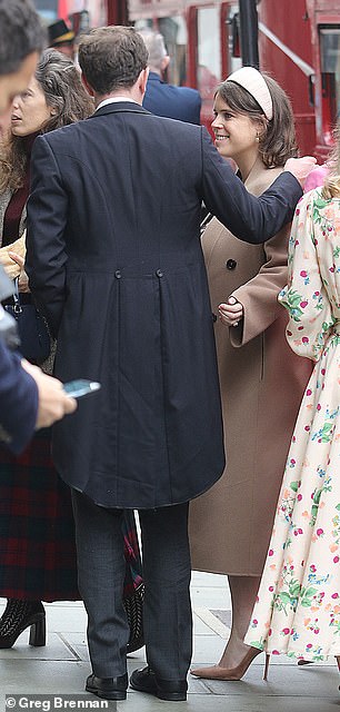 Letzten Monat machte Prinzessin Eugenie (heute in London abgebildet) eine elegante Figur, als sie das Londoner Krankenhaus, in dem sie als Kind wegen Skoliose operiert wurde, erneut besuchte