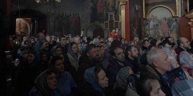 Menschen versammeln sich zum Gebet im Klosterkomplex Kiewer Höhlenkloster in Kiew, Ukraine, Mittwoch, 29. März 2023.  