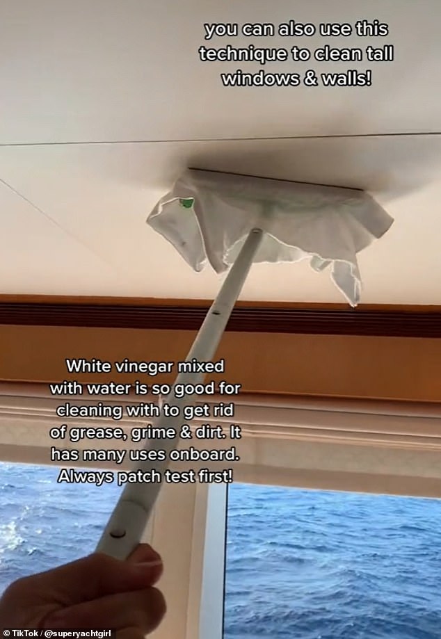 Die Yachtie verrät, wie sie die Decken der Yacht mit einem Swiffer-Stick reinigt, der mit einem mit Essigwasser besprühten Lappen bedeckt ist