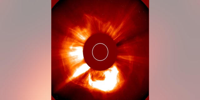 In diesem Handout der Solar &  Heliospheric Observatory, eine große Sonneneruption wird am 28. Oktober 2003 gezeigt. 