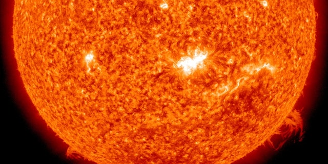 In einem Screenshot aus einer von NASA / SDO bereitgestellten Handout-Zeitraffersequenz ist ein Sonnenfleck im Zentrum der Sonne eingefangen, von dem am 14. Februar 2011 die erste Flare der X-Klasse seit vier Jahren emittiert wurde. Die aufgenommenen Bilder von der Raumsonde Solar Dynamics Observatory (SDO) der NASA enthüllen die Quelle der stärksten Eruption, die seit vier Jahren von der Sonne ausgelöst wurde, was zu Warnungen führt, dass ein daraus resultierender geomagnetischer Sturm die Kommunikation und Stromversorgung stören könnte, sobald er die Erde erreicht Magnetfeld. 