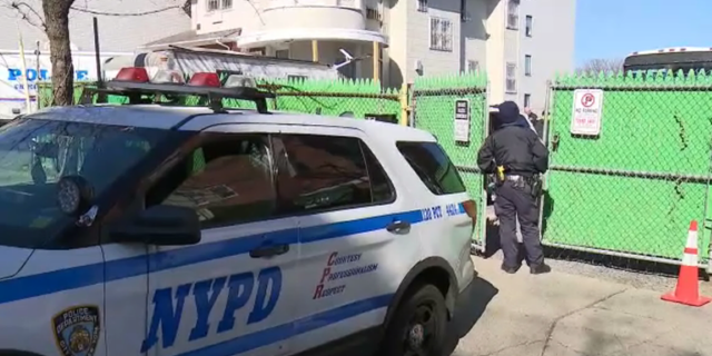 Ermittler der New Yorker Polizeibehörde (NYPD) fanden ebenfalls heraus "verdächtige Materialien" am Tatort von Staten Island, einschließlich Chemikalien und einer Rohrbombe