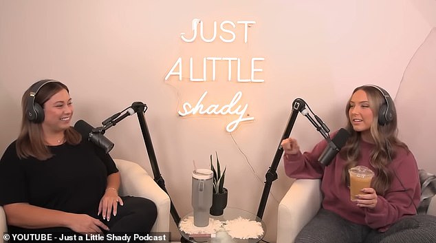 Alaina (links) erschien kürzlich im Just a Little Shady-Podcast ihrer Schwester Hailie, in dem sich die Geschwister an ihre Kindheit mit „strengen“ Eltern erinnerten