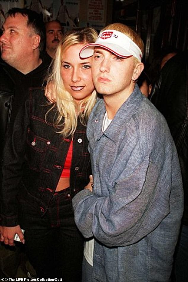 Eminem (richtiger Name Marshall Mathers) und Kim Scott adoptierten Alaina in den 1990er Jahren und zogen sie auch nach dem endgültigen Ende ihrer Beziehung weiter zusammen auf