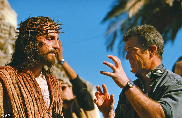 Anleitung: Laut Newsmax wird Jim Caviezel in der Rolle von Jesus zurückkehren, während Mel als Regisseur die Führung übernehmen wird (Mel ist rechts mit Jim als Jesus abgebildet).