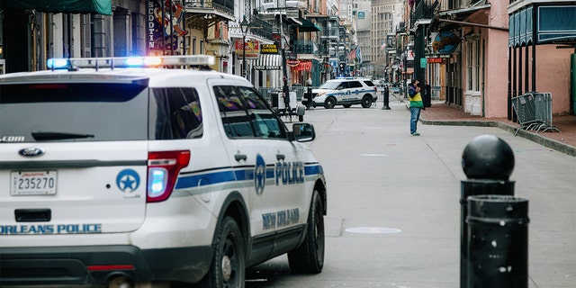 Polizeifahrzeuge blockieren am Dienstag, den 16. Februar 2021, den Zugang zur Bourbon Street in New Orleans. Die Stadt verzeichnete im Jahr 2022 einen Anstieg der Morde.