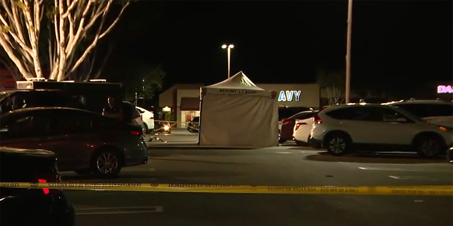 Eine Person wurde auf dem Parkplatz von Trader Joe's in West Hills für tot erklärt. 