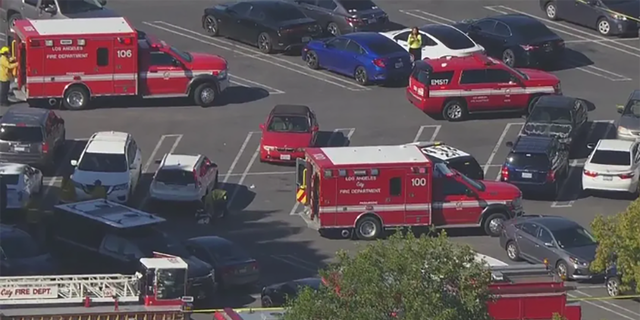 Fahrzeuge der Feuerwehr von Los Angeles reagierten auf eine Schießerei auf dem Parkplatz eines Trader Joe in West Hills. 