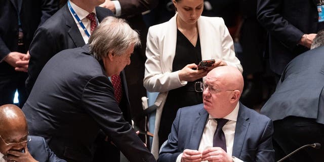 Generalsekretär Antonio Guterres spricht mit dem russischen Botschafter Vassily Nebenzia vor Beginn der Sitzung des Sicherheitsrates zur Ukraine im UN-Hauptquartier am 24. Februar 2023.