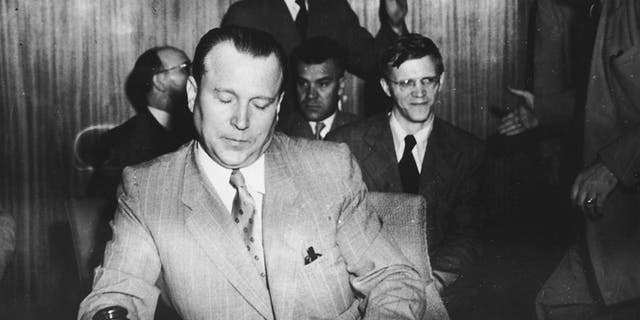 Der russische Diplomat Jacob Malik, Vorsitzender des Sicherheitsrates, ordnet im August 1950 ein UN-Treffen an.